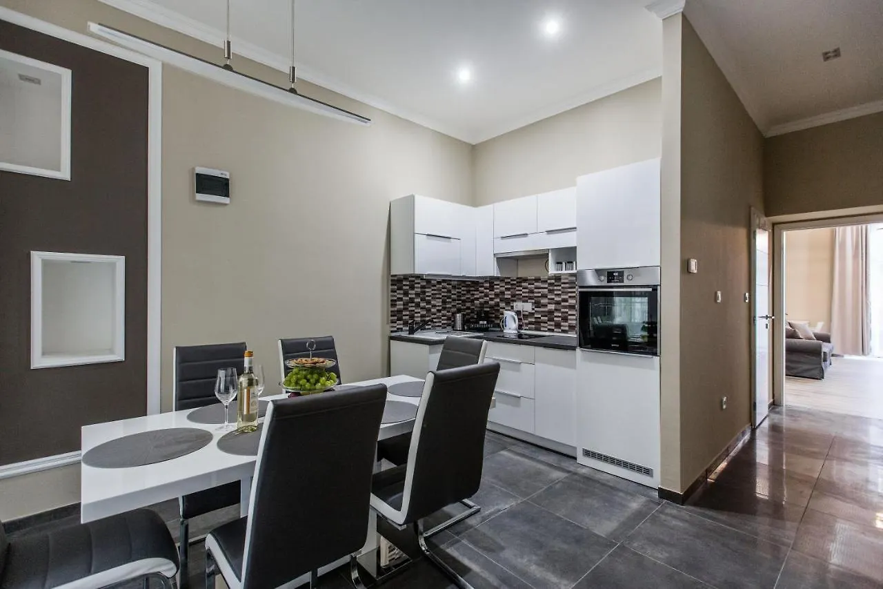A Golden Star Modern Luxury Apartments And Rooms Budapest 0*,  Ungheria